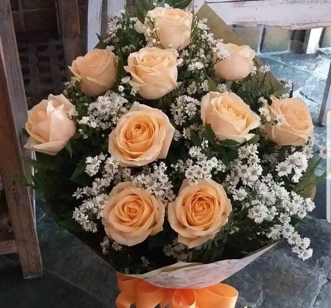 Buquê com 12 rosas champanhe, aster, folhagens embalagem e laço