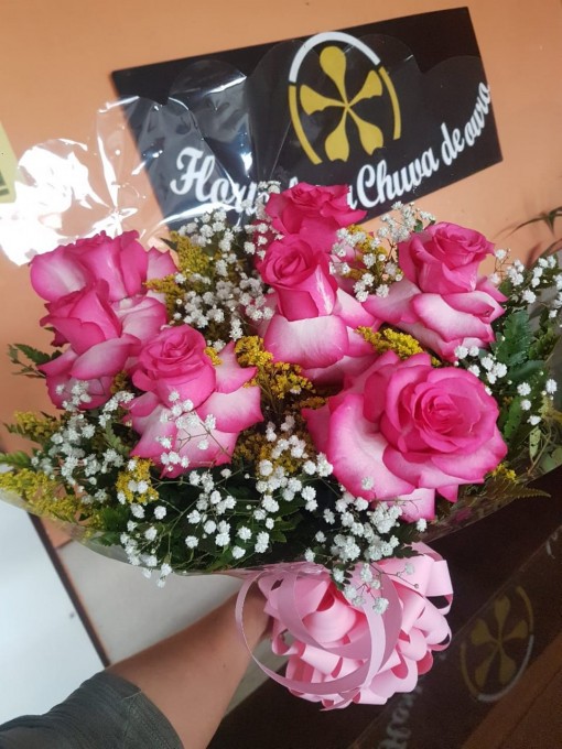 Buque com 7 rosas abertas pink, tango e egípcias, embalagem e laço