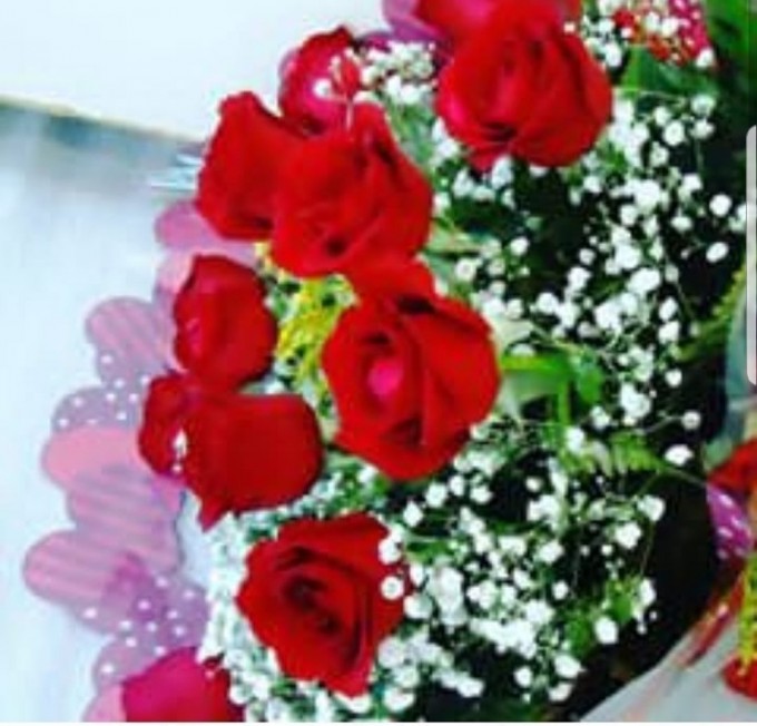 Buquê tradicional com 12 rosas, folhagens, tango e egípcias com embalagem decorada e laço vermelho