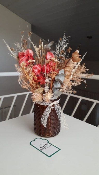 Arranjo com flores secas e desidratadas feito no castiçal de vidro. O tamanho citado é apenas do castiçal. Podemos usar bougaville com outras cores também. 