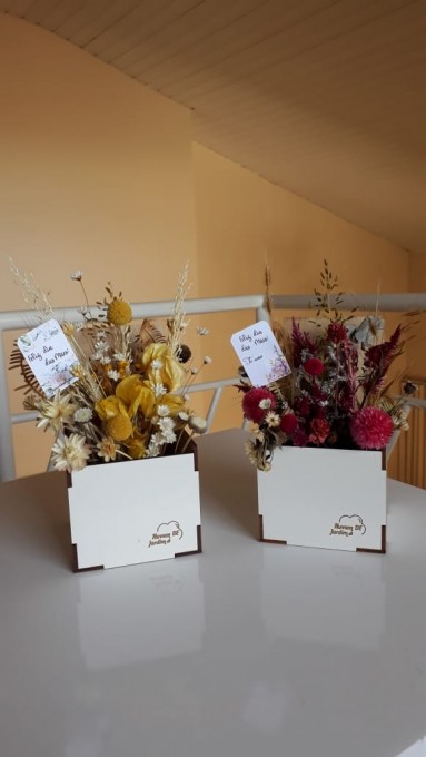 Esta caixinha contem um arranjo com flores e um leve perfume. Especial dia das mães. Você pode escolher o tom das cores e montamos para você. Valor unitário. 