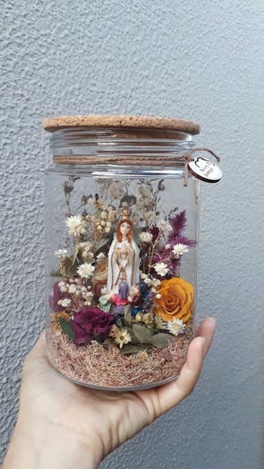 Jardim com flores naturais desidratadas e preservadas. Decorada com imagem sacra. Podemos fazer com Nossa Senhora de Fátima, Aparecida, Perpetuo Socorro, Jesus Misericordioso e Sagrada Família. Cada planta tem sua estrutura. No entanto o jardim pode variar um pouco no designer interior. 