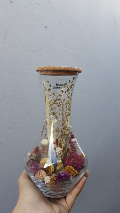 Jardim feito com flores naturais preservadas. Podemos fazê-lo também somente com flores, sem as plantas no gargalo do vidro. 