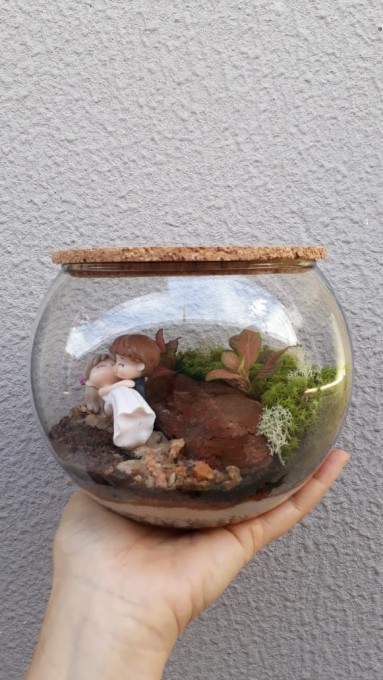 Terrário autossustentável com miniatura em resina. Acompanha o guia de instruções. 