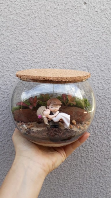 Terrário autossustentável com miniatura em resina. Acompanha o guia de instruções. 