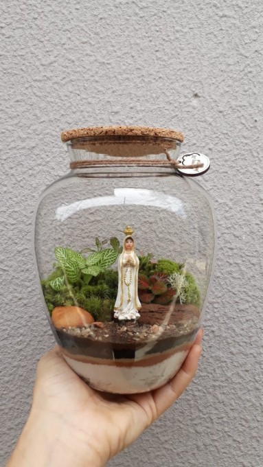 Terrário autossustentável com imagem sacra em resina de 8cm. Acompanha o guia de instruções para  cuidar do jardim. Podemos fazer com outras imagens de sua devoção também. 
