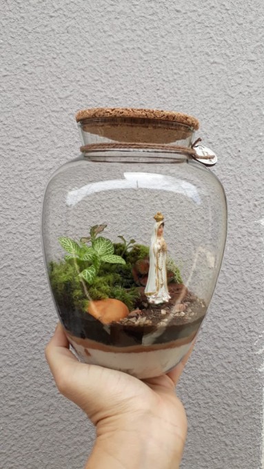 Terrário autossustentável com imagem sacra em resina de 8cm. Acompanha o guia de instruções para  cuidar do jardim. Podemos fazer com outras imagens de sua devoção também. 