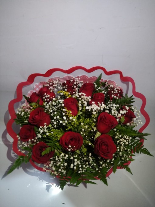 Buque com 12 rosas juntamente  com alstroemerias vermelhas  e brancas. Um encanto!