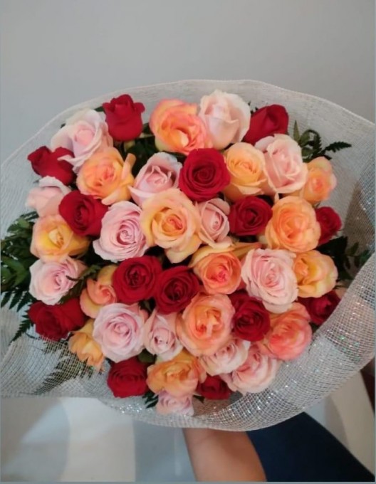 Buquê com 42 rosas de cores diversas, com decoração na tela