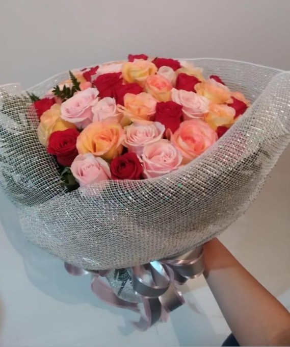 Buquê com 42 rosas de cores diversas, com decoração na tela