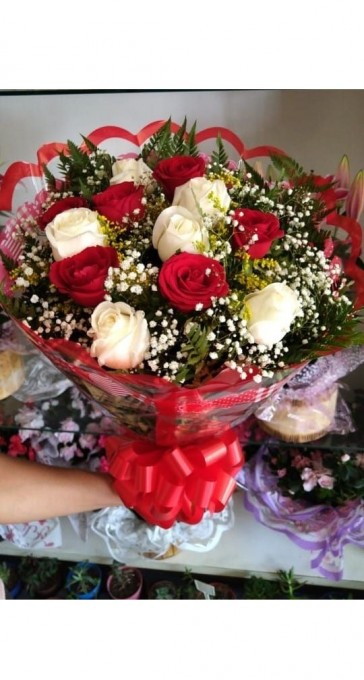 Lindo buquê com 12 rosas, sendo 6 vermelhas e 6 brancas, num contraste perfeito para expressar seus sentimentos