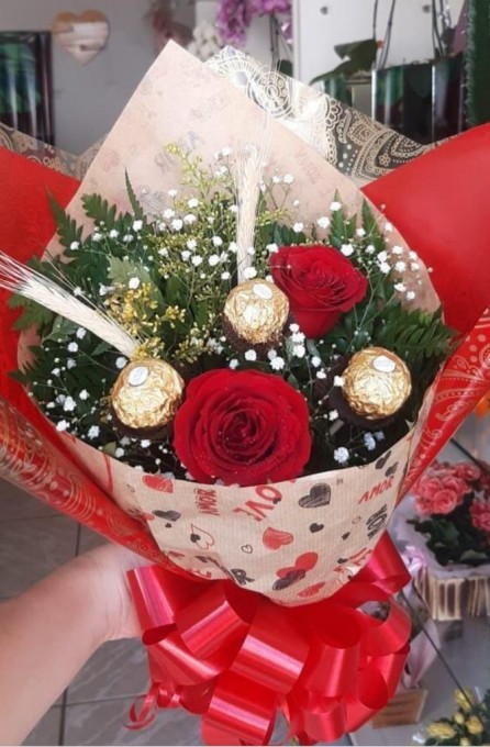 Mimo composto com 2 rosas, 2 trigos, 3 Ferrero Rocher e linda finalização 