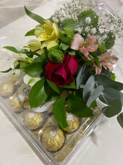 Linda rosa vermelha com adereços, acompanhada do delicioso chocolate Ferrero Rocher