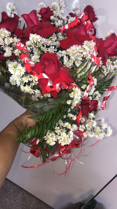 Lindo buquê com 8 rosas vermelhas