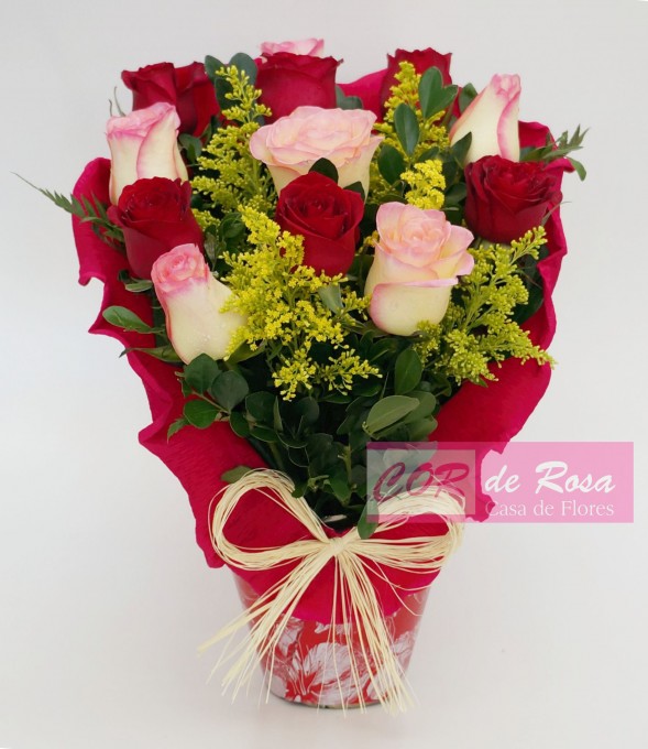 Arranjo em base floral com 12 rosas em uma embalagem de kraft e bordas em Crepom, prefeito para mandar no trabalho e maternidade.