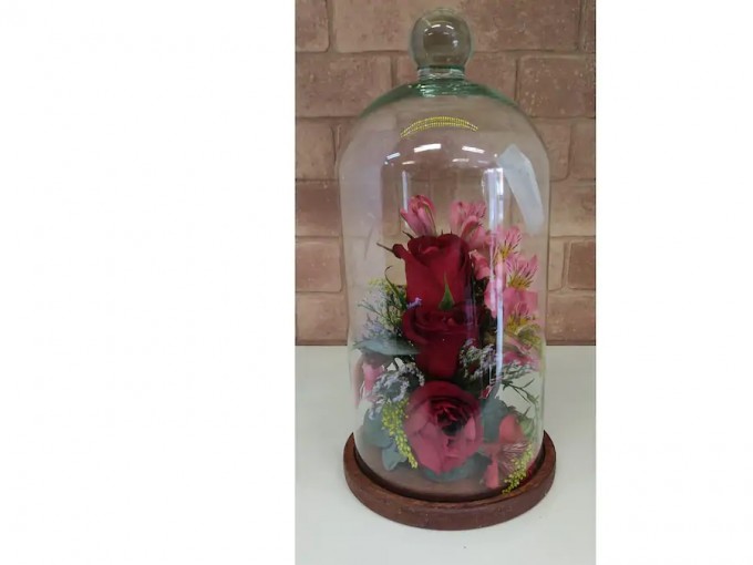 Arranjo de Rosas Dentro de uma Redoma de Vidro com Suporte em Madeira.
